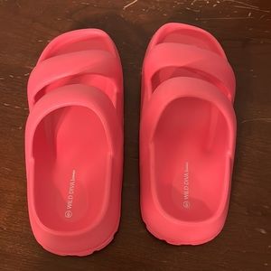 Feels Like Your Walking On A Cloud Sandals Size 6 Brand Wild Diva